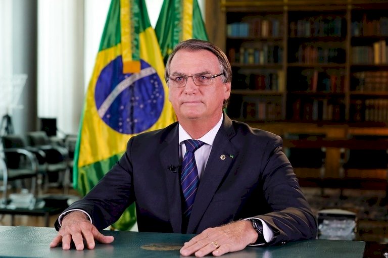 Presidente Jair Bolsonaro se coloca a disposição para ajudar brasileiros da Ucrânia.