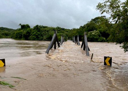 Nível do rio sobe 7 metros e faz ponte 'sumir' na divisa de municípios