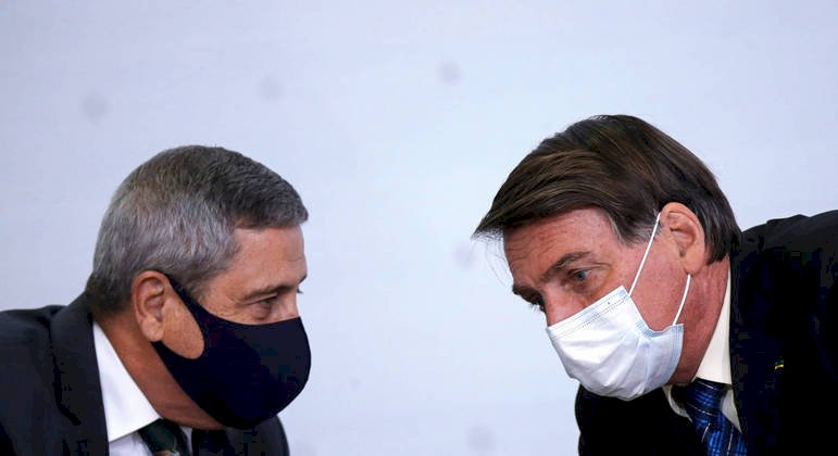 Bolsonaro escolhe comandante do Exército para assumir Defesa