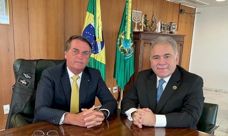 Bolsonaro diz que Queiroga estuda rebaixar para endêmica situação da Covid no Brasil