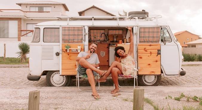 Em home office, casal troca endereço fixo por Kombi para viajar pelas praias do Brasil