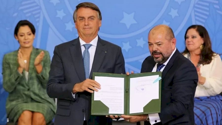 Auditores fiscais do trabalho entregam seus cargos após instituição do programa \'Emprega+mulheres e Jovens\'.