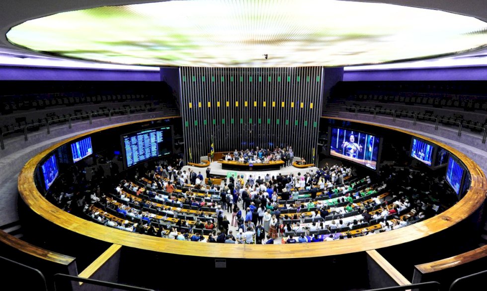 Câmara contraria pedido do governo federal e aprova piso salarial para enfermeiros.