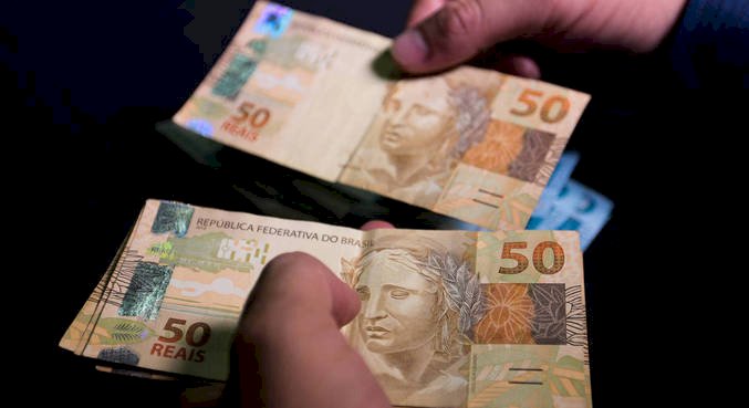 Brasileiro vai trabalhar até domingo só para pagar impostos