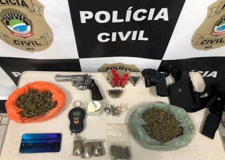 Polícia Civil apreende drogas e arma de fogo em residência na cidade de Naviraí