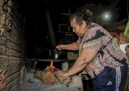 Quem vive de salário mínimo trocou gás por lenha e já cortou até o pão francês.