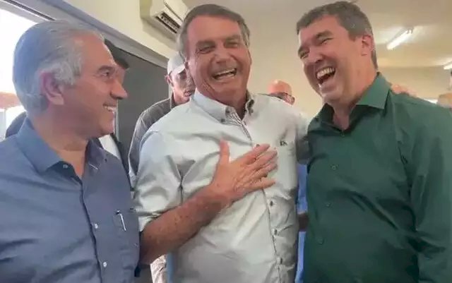 Presidente Bolsonaro \'cola\' em Riedel durante evento em Campo Grande.