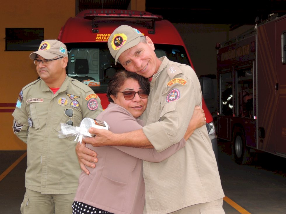Angélica - Mulher que foi prensada por veiculo, visita bombeiros em Ivinhema.