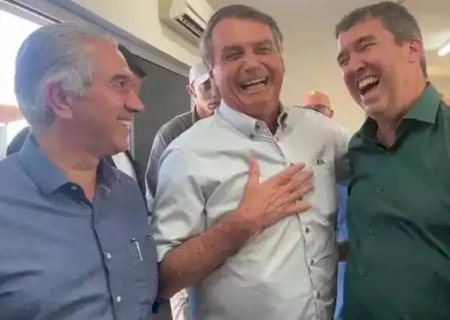Presidente Bolsonaro 'cola' em Riedel durante evento em Campo Grande.