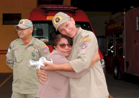 Angélica - Mulher que foi prensada por veiculo, visita bombeiros em Ivinhema.