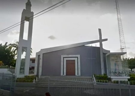 Padre é afastado após admitir sexo com noivo de casamento feito por ele.