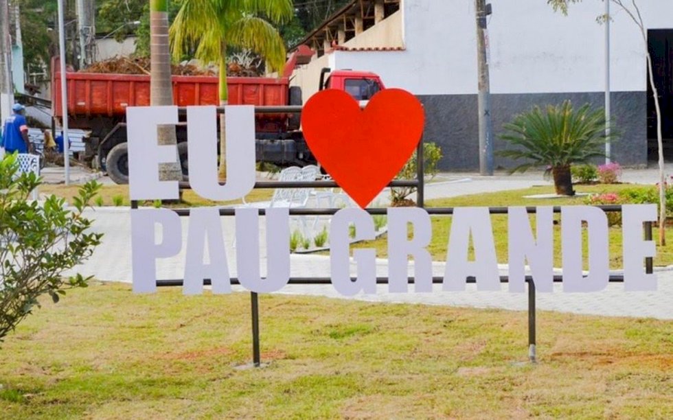 Letreiro em praça de Pau Grande viraliza nas redes sociais