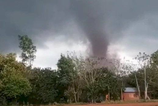 Tornado deixa rastro de destruição e 5 pessoas feridas na fronteira.