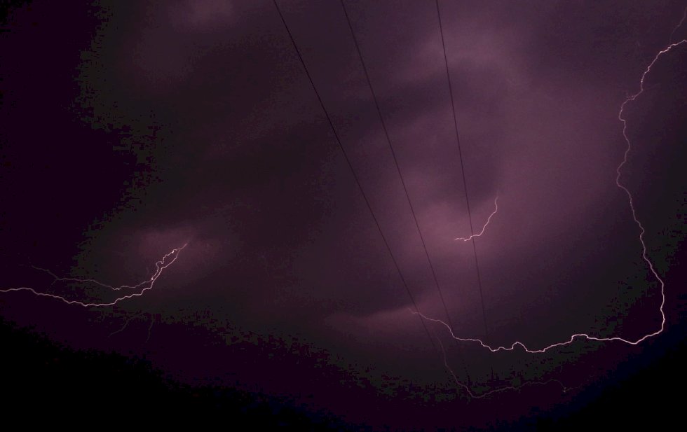 Tempestade elétrica e pancadas de chuva intensas atingiram MS durante madrugada.