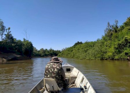 Polícia Militar Ambiental vigia cardumes, fiscaliza embarcações e orienta pescadores.