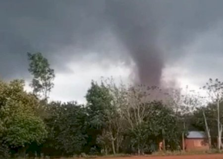 Tornado deixa rastro de destruição e 5 pessoas feridas na fronteira.