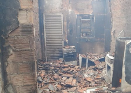 Nova Andradina - Raio provoca incêndio em residência na área rural.