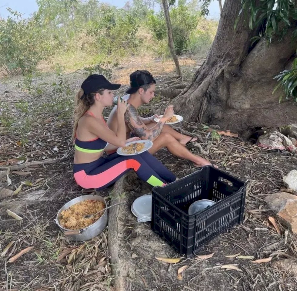 Luan Santana leva noiva para conhecer o Pantanal de MS e juntos comem carreteiro no meio do mato