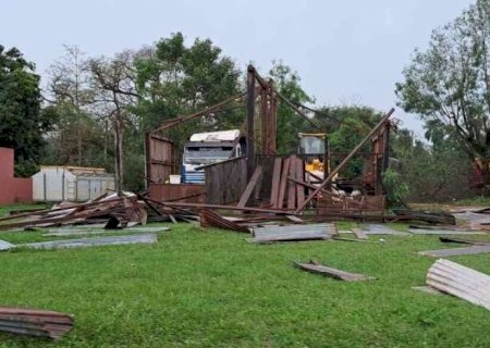 Temporal destrói casas e deixa 1 mil desabrigados na fronteira.
