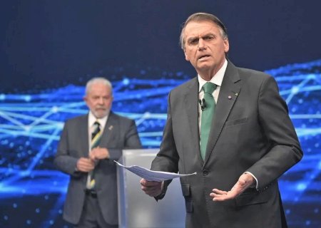 Bolsonaro pressiona AGU para contestar decisão de Barroso que liberou transporte público gratuito no 2º turno.