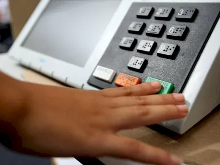 Defesa confirma dados de urnas do TSE, mas levanta \'risco\' hipotético