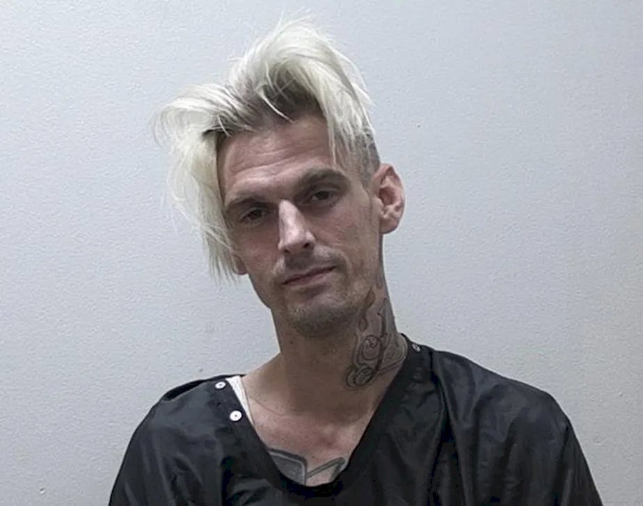 Cantor Aaron Carter é encontrado morto aos 34 anos, diz site