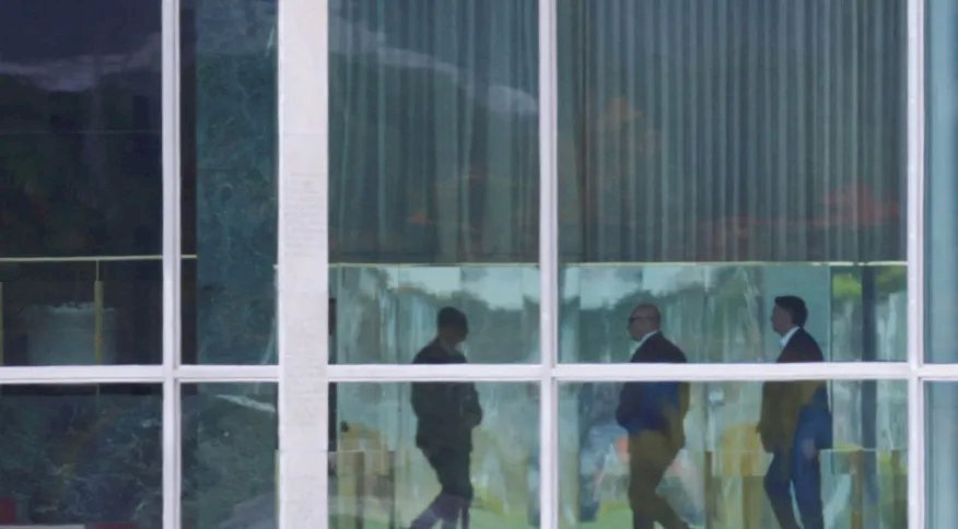 Comandantes das Forças Armadas cobram ação de Bolsonaro para conter atos em frente a quartéis