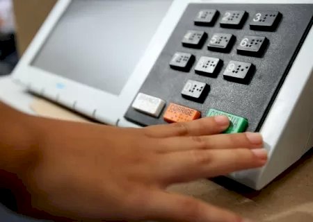 Defesa confirma dados de urnas do TSE, mas levanta 'risco' hipotético