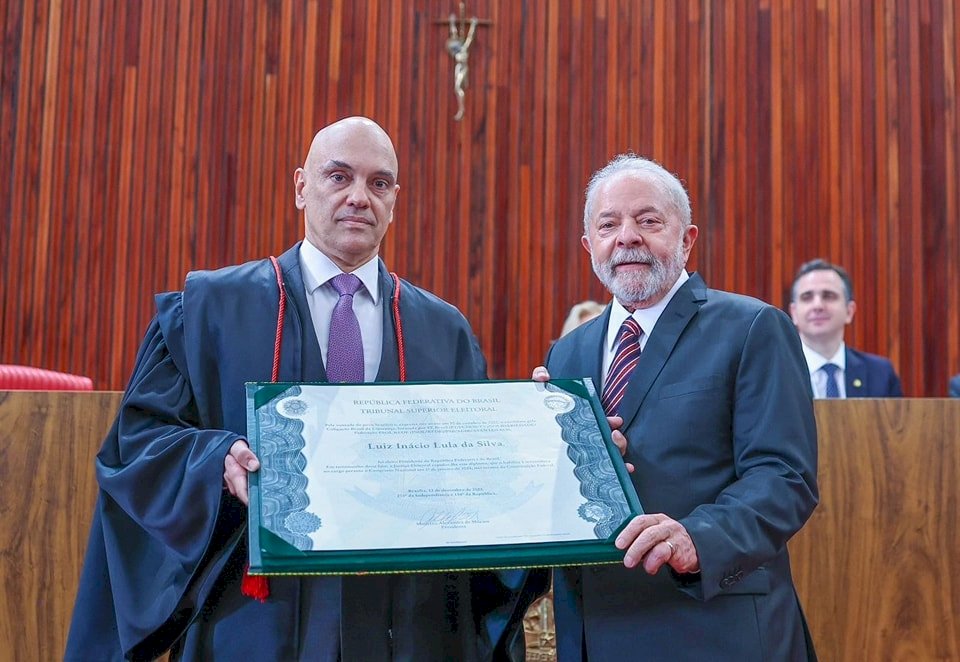 Lula e Alckmin são diplomados no TSE.