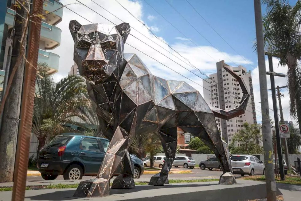 Praça da capital ganha onça gigante com 1,35 tonelada de aço e nome em guarani.