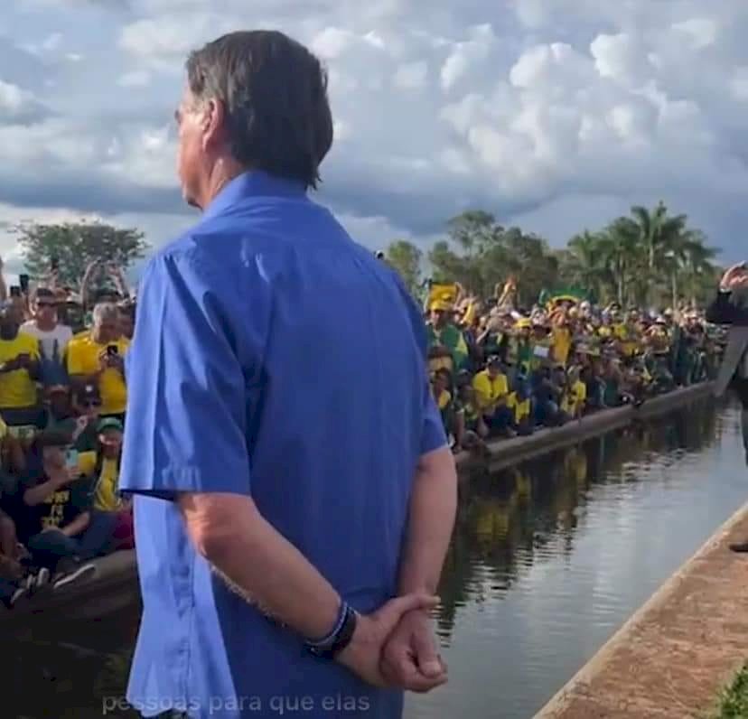 “Tudo dará certo no momento oportuno”, diz Bolsonaro em fala a apoiadores.