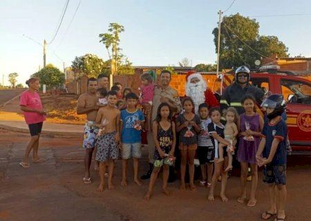 Ivinhema - Bombeiros distribuiem kits de doces para ás crianças dos bairros.