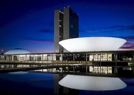 Congresso derruba vetos de Bolsonaro, blinda universidades e retoma repasses para saúde e educação.