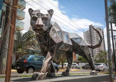 Praça da capital ganha onça gigante com 1,35 tonelada de aço e nome em guarani.