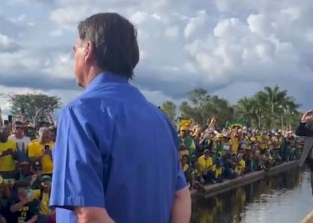 “Tudo dará certo no momento oportuno”, diz Bolsonaro em fala a apoiadores.
