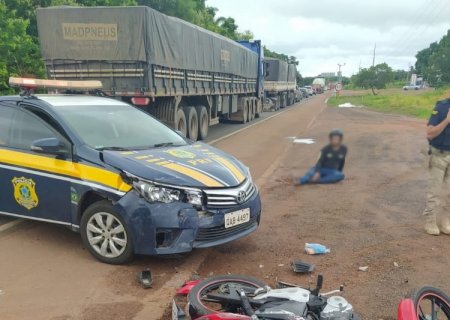 Motociclista sofre ferimentos leves após colidir em viatura da PRF na BR-163