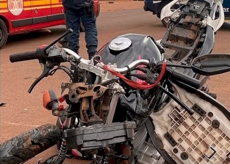 Ao retornar do trabalho, mulher de 28 anos morre após colidir moto em caminhão.