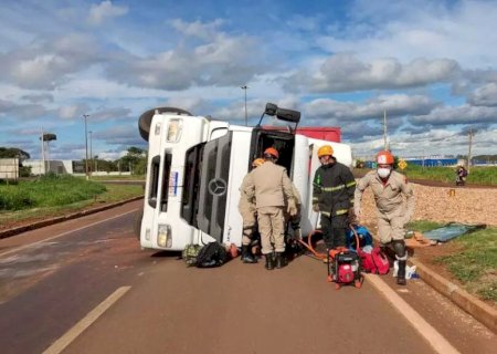 Motorista perde o controle e tomba carreta na BR-163.