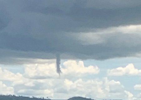 Nuvem funil: formação inicial de tornado assusta moradores em MS.