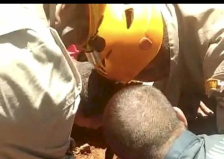 Bebê de 1 ano e 5 meses é resgatado após cair em buraco de mais de 2 metros de profundidade