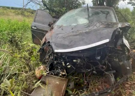 Motorista de 31 anos morre após carro sair da estrada e colidir em árvore na BR-158.