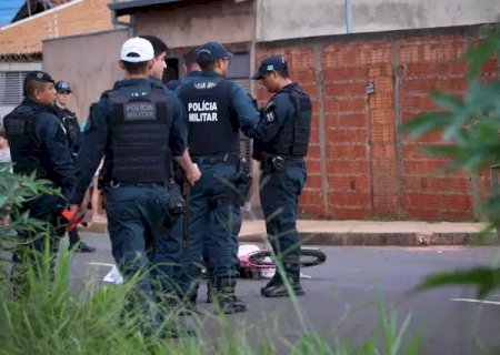 Criança de bicicleta morre atropelada por caminhão.