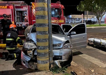 Nova Andradina - Três jovens ficam feridas, após condutora perder controle e colidir carro em poste