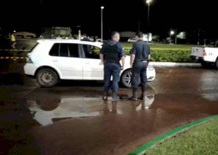 Motorista é abordado por pistoleiros e executado a tiros dentro de carro.