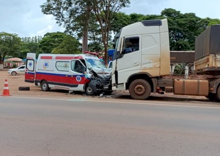 Colisão entre carreta e ambulância de prefeitura deixa uma pessoa morta e outra ferida.