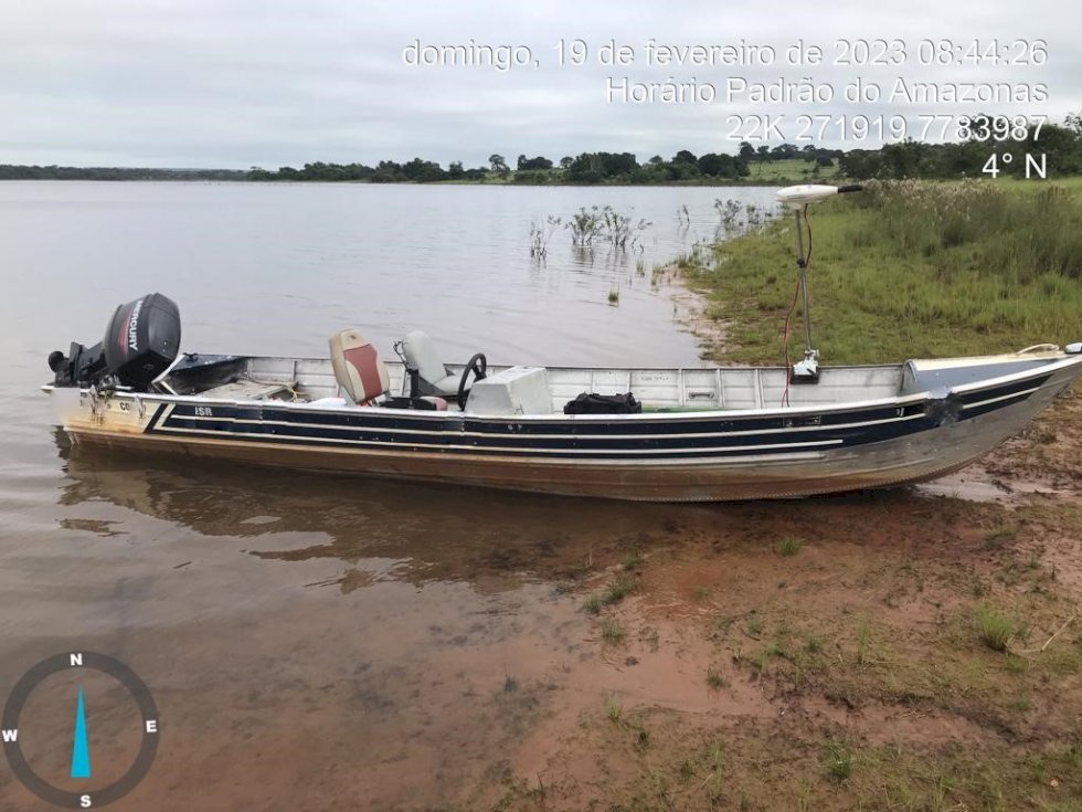 PMA autua dois pescadores em R$ 8 mil por pescar durante a piracema e apreende lancha e petrechos de pesca.