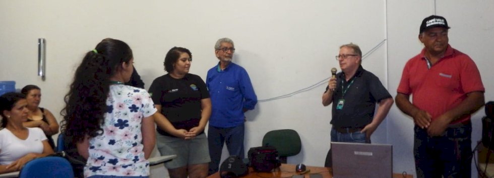 Extensionista da Agraer de Ivinhema apresenta técnicas de produção e manejo de citros