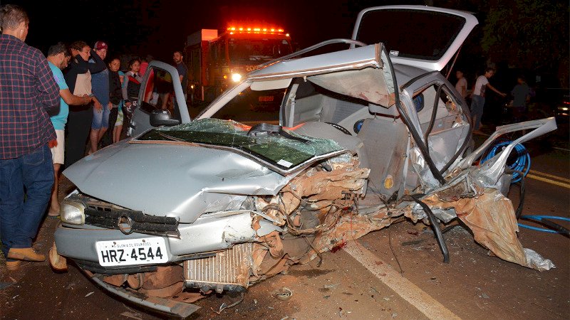 Colisão frontal entre 02 veículos deixa uma vítima fatal e outra presa às ferragens e varios feridos em Vicentina.