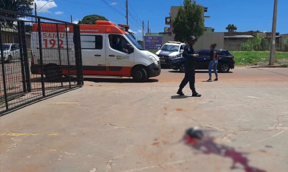 Mulher é socorrida em estado grave após ser esfaqueada várias vezes pelo ex-marido