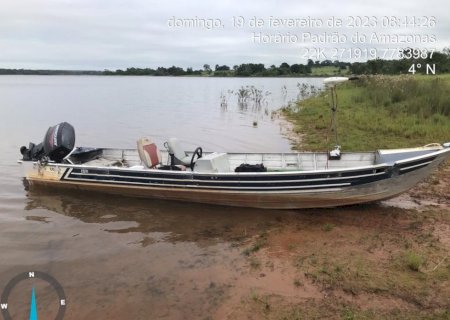 PMA autua dois pescadores em R$ 8 mil por pescar durante a piracema e apreende lancha e petrechos de pesca.